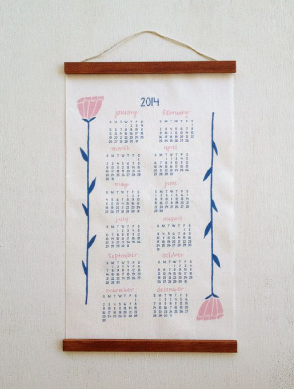 Kalender berbentuk gantungan dinding dari kain dengan motif floral